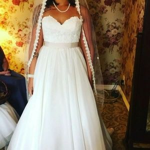 ***STUNNING WEDDING DRESS***